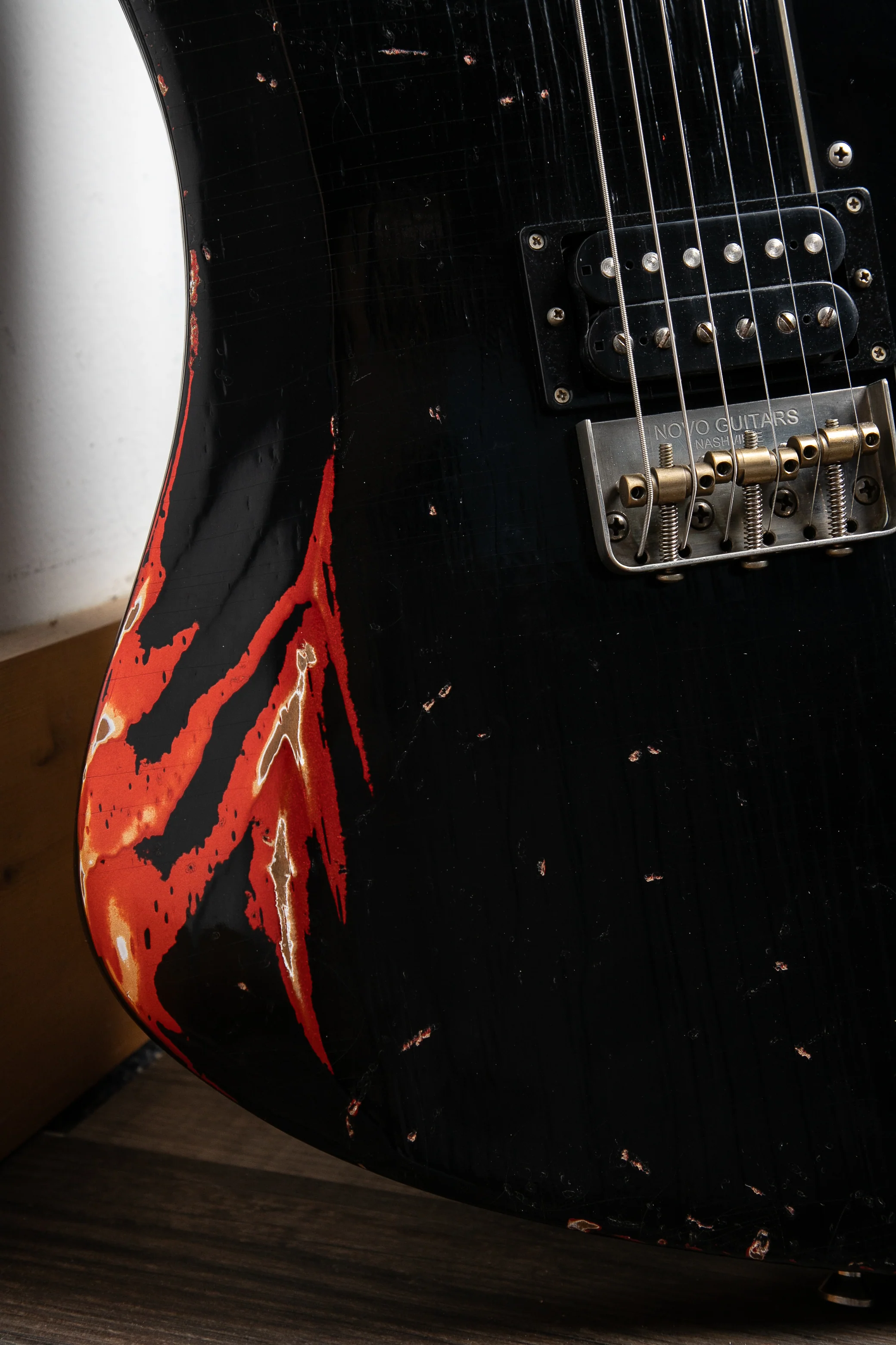 Novo Voltur V2 in Bull Black over Candy Apple Red - Image 3
