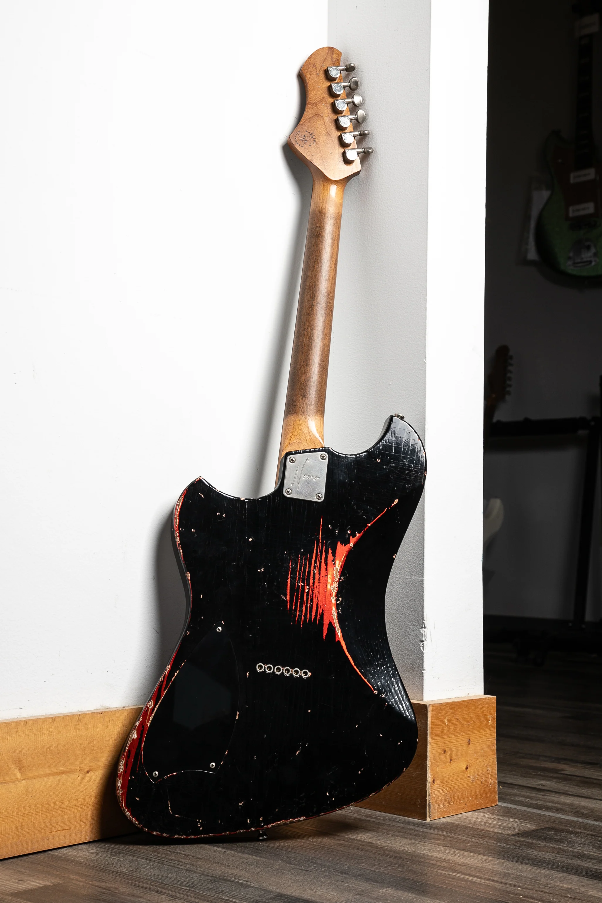 Novo Voltur V2 in Bull Black over Candy Apple Red - Image 4